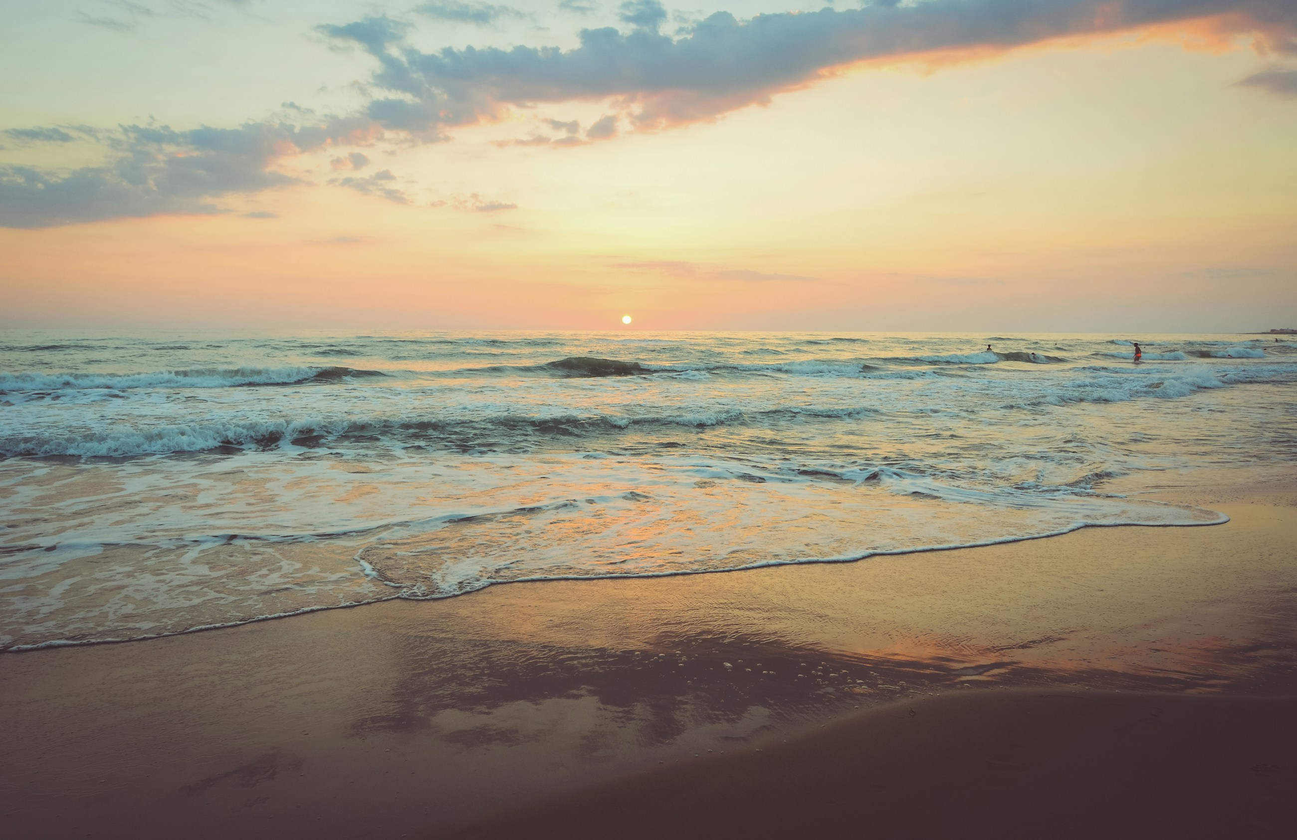Black and white ocean waves